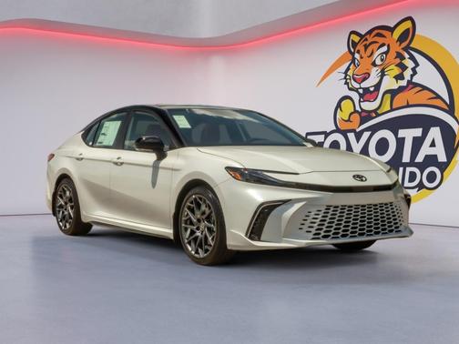 Wind Chill Pearl w/Midnight Black Metallic Roof 2026 Toyota Camry XSE