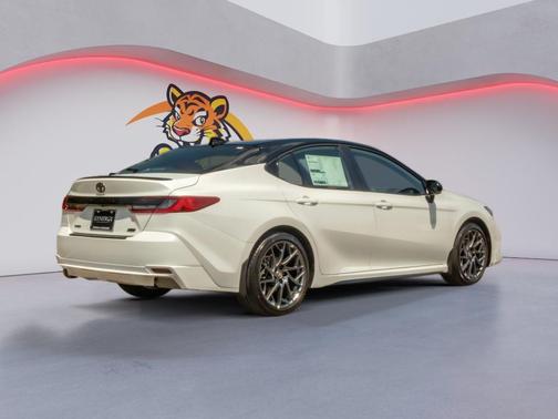 Wind Chill Pearl w/Midnight Black Metallic Roof 2026 Toyota Camry XSE