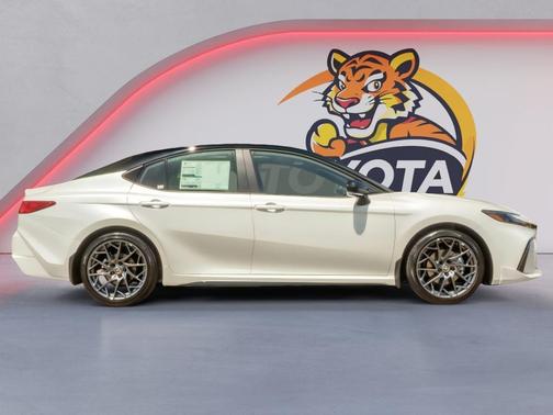 Wind Chill Pearl w/Midnight Black Metallic Roof 2026 Toyota Camry XSE