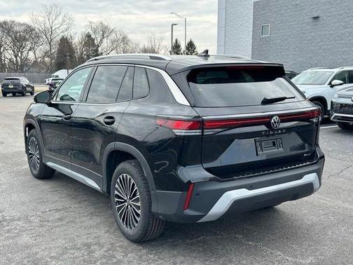 Deep Black Pearl Effect 2026 Volkswagen Tiguan 2.0T S
