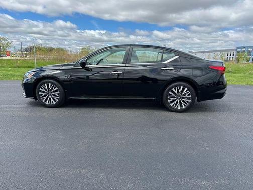 Black 2023 Nissan Altima 2.5 SV