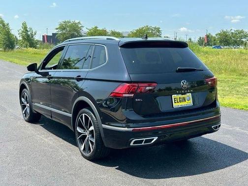 Deep Black Pearl Effect 2022 Volkswagen Tiguan 2.0T SEL R-Line