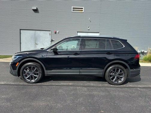 Deep Black Pearl Effect 2023 Volkswagen Tiguan 2.0T SE