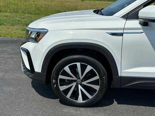 Pure White 2023 Volkswagen Taos 1.5T SE