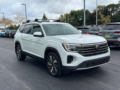 Pure White 2024 Volkswagen Atlas 2.0T SE