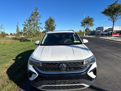 Pure White 2024 Volkswagen Taos 1.5T SE