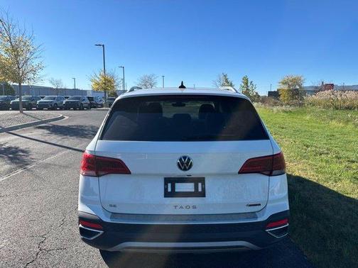 Pure White 2024 Volkswagen Taos 1.5T SE
