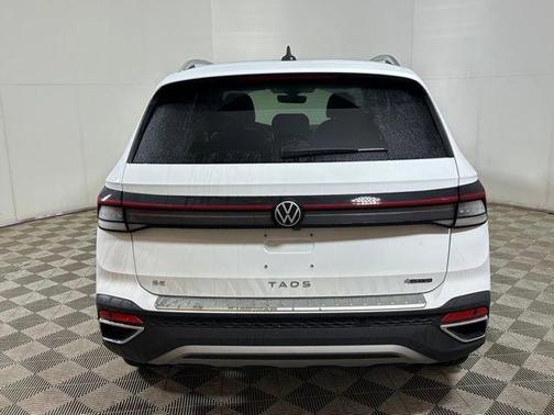 Pure White 2025 Volkswagen Taos 1.5T SE