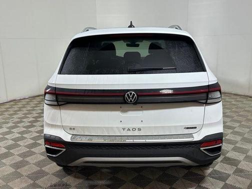 Pure White 2025 Volkswagen Taos 1.5T SE