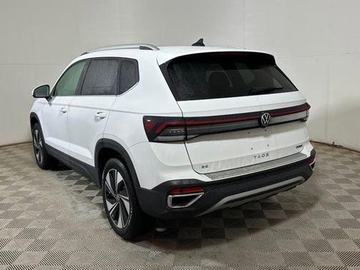 Pure White 2025 Volkswagen Taos 1.5T SE
