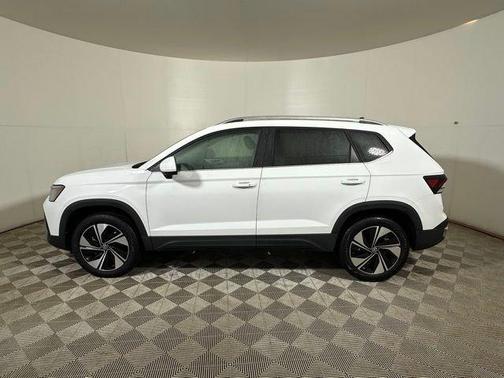 Pure White 2025 Volkswagen Taos 1.5T SE