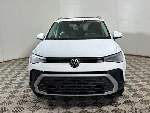 Pure White 2025 Volkswagen Taos 1.5T SE