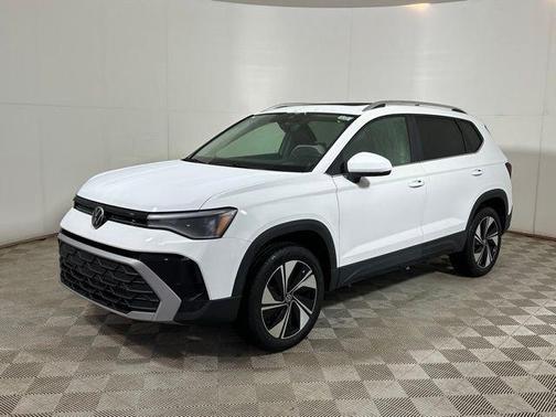 Pure White 2025 Volkswagen Taos 1.5T SE