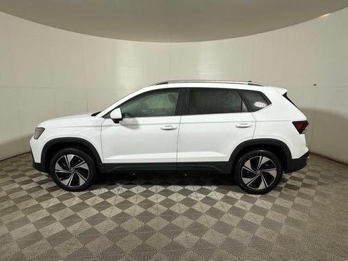 Pure White 2025 Volkswagen Taos 1.5T SE