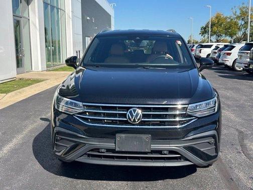 Deep Black Pearl Effect 2023 Volkswagen Tiguan 2.0T SE