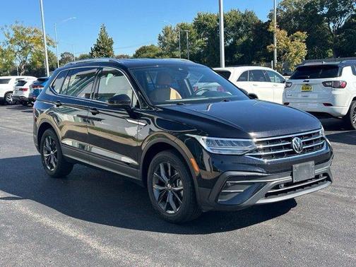 Deep Black Pearl Effect 2023 Volkswagen Tiguan 2.0T SE