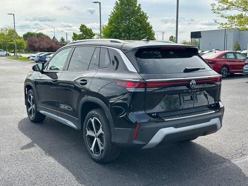 Deep Black Pearl Effect 2026 Volkswagen Tiguan 2.0T SE