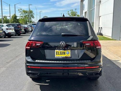 Deep Black Pearl Effect 2022 Volkswagen Tiguan 2.0T SE R-Line Black