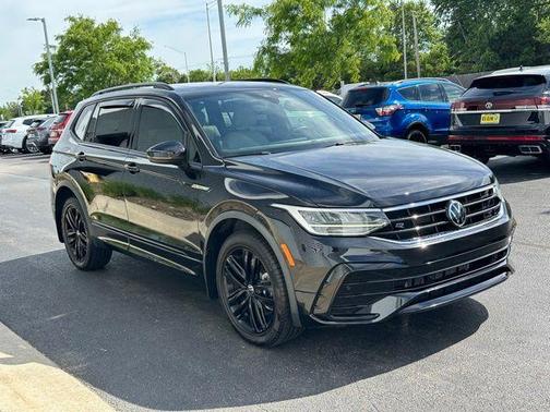 Deep Black Pearl Effect 2022 Volkswagen Tiguan 2.0T SE R-Line Black