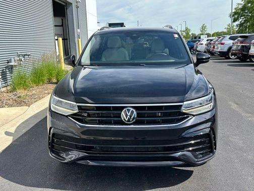 Deep Black Pearl Effect 2022 Volkswagen Tiguan 2.0T SE R-Line Black