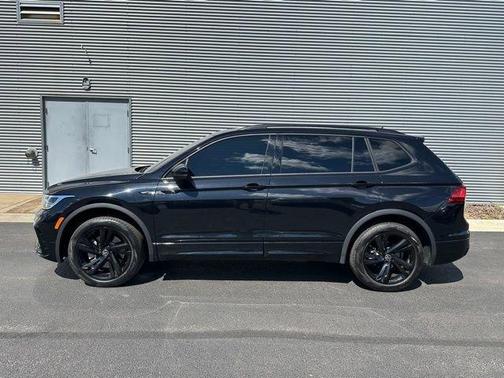 Deep Black Pearl Effect 2024 Volkswagen Tiguan 2.0T SE R-Line Black