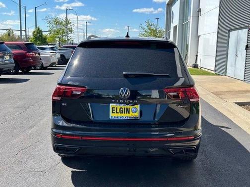 Deep Black Pearl Effect 2024 Volkswagen Tiguan 2.0T SE R-Line Black