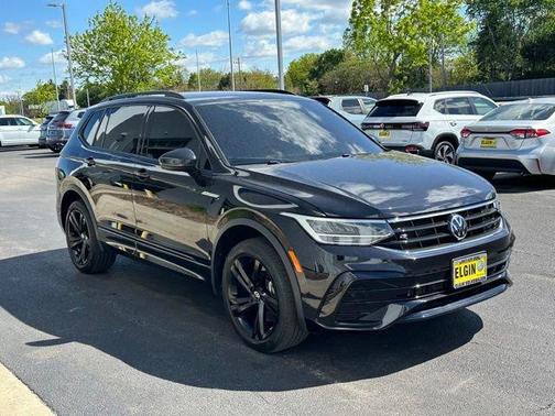 Deep Black Pearl Effect 2024 Volkswagen Tiguan 2.0T SE R-Line Black