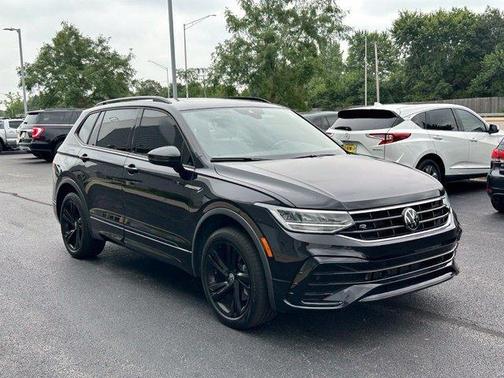 Deep Black Pearl Effect 2024 Volkswagen Tiguan 2.0T SE R-Line Black