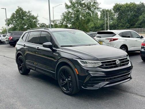Deep Black Pearl Effect 2024 Volkswagen Tiguan 2.0T SE R-Line Black