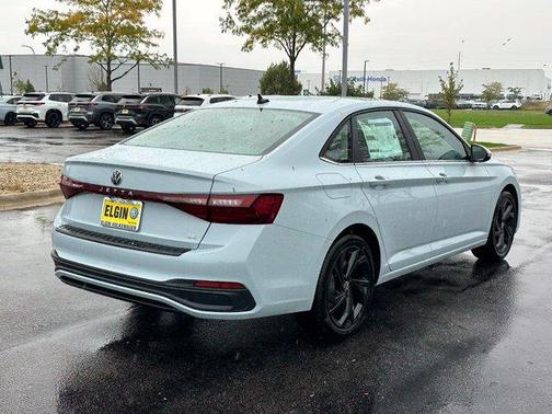 Gray 2027 Volkswagen Jetta 1.5T SE