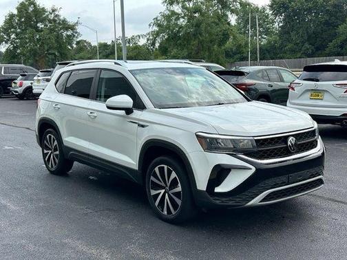 Pure White 2023 Volkswagen Taos 1.5T SE