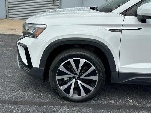 Pure White 2023 Volkswagen Taos 1.5T SE