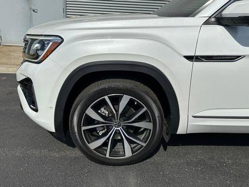 Opal White Pearl Effect 2024 Volkswagen Atlas Cross Sport 2.0T SEL Premium R-Line
