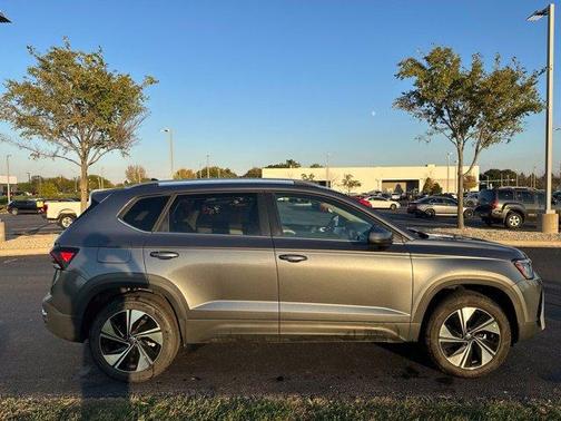 Platinum Gray Metallic 2025 Volkswagen Taos 1.5T SE