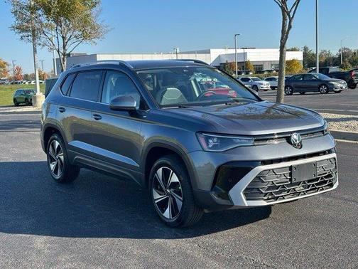 Platinum Gray Metallic 2025 Volkswagen Taos 1.5T SE