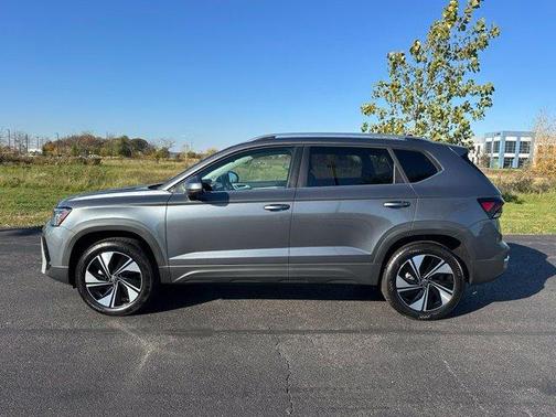Platinum Gray Metallic 2025 Volkswagen Taos 1.5T SE