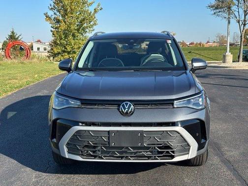 Platinum Gray Metallic 2025 Volkswagen Taos 1.5T SE