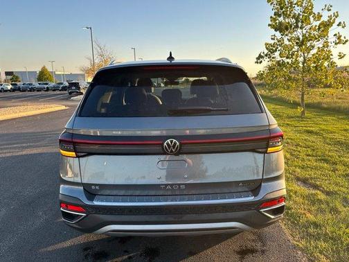 Platinum Gray Metallic 2025 Volkswagen Taos 1.5T SE