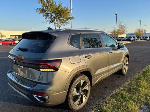 Platinum Gray Metallic 2025 Volkswagen Taos 1.5T SE