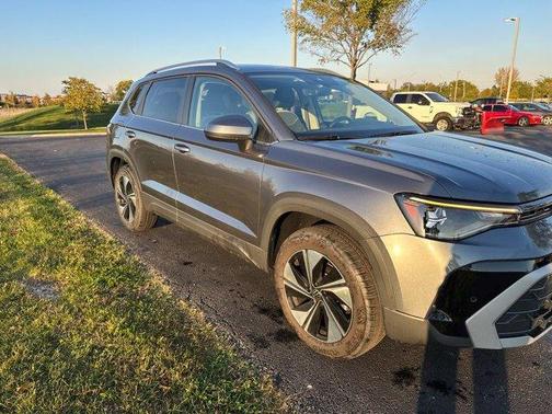 Platinum Gray Metallic 2025 Volkswagen Taos 1.5T SE