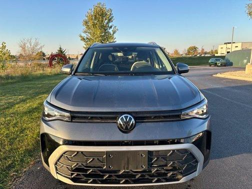 Platinum Gray Metallic 2025 Volkswagen Taos 1.5T SE