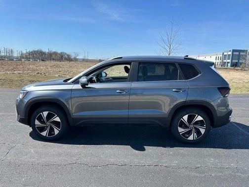 Platinum Gray Metallic 2026 Volkswagen Taos 1.5T SE