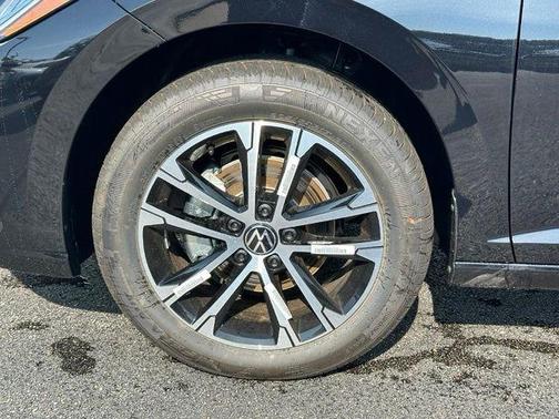 Deep Black Pearl Effect 2026 Volkswagen Jetta 1.5T Sport