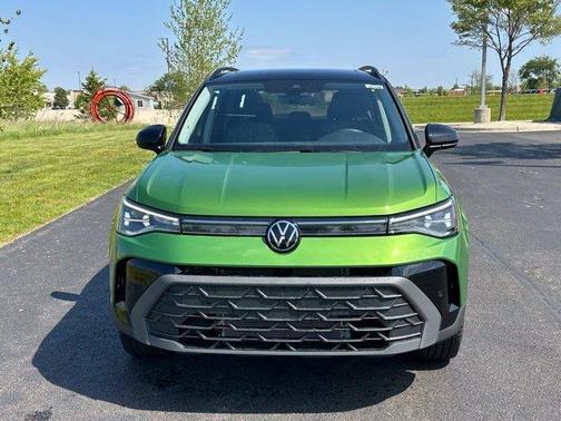 Bright Moss Green W/Deep Black Roof 2026 Volkswagen Taos 1.5T SE Black