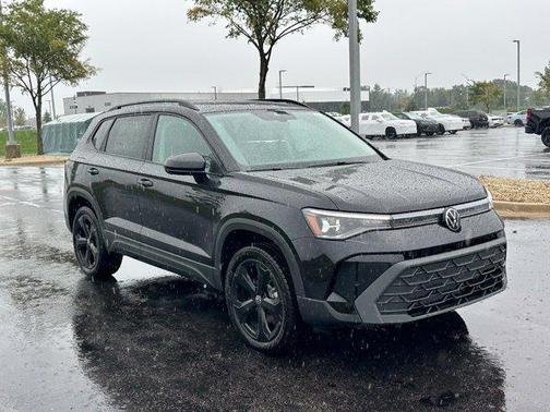 Deep Black Pearl Effect 2027 Volkswagen Taos 1.5T SE