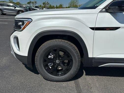Opal White Pearl 2026 Volkswagen Atlas 2.0T Peak Edition