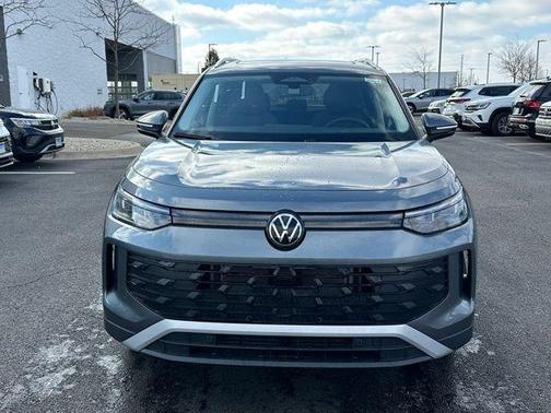 Platinum Gray Metallic 2026 Volkswagen Tiguan 2.0T SE