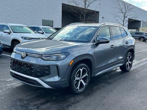 Platinum Gray Metallic 2026 Volkswagen Tiguan 2.0T SE