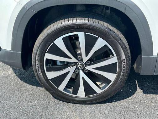 Pure White 2022 Volkswagen Taos 1.5T SE
