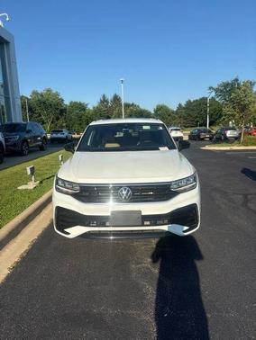 Opal White Pearl Effect 2023 Volkswagen Tiguan 2.0T SE R-Line Black